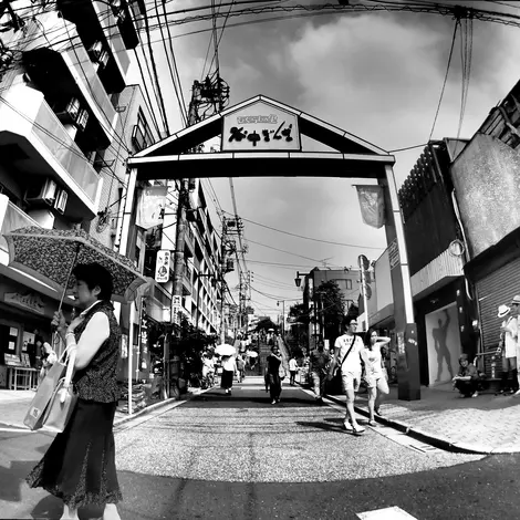 La rue commerçante de Yanaka Ginza offre bon nombre de curiosités La rue commerçante de Yanaka Ginza offre bon nombre de curiosités