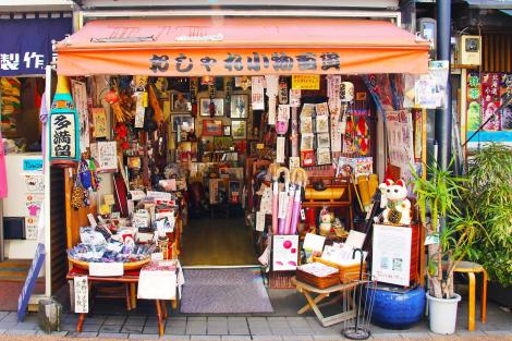 Un magasin de souvenir typique de Yanaka Ginza où le chat est roi
