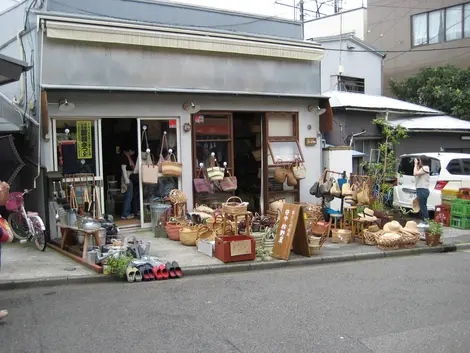 Une boutique de chapeau dans la rue de Yanaka Ginza Une boutique de chapeau dans la rue de Yanaka Ginza