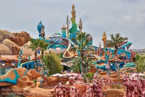 Le lagon de la petite sirène dans le parc d'attractions Disney Sea à Tokyo Le lagon de la petite sirène dans le parc d'attractions Disney Sea à Tokyo