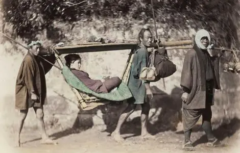 Des palanquins permettaient de se reposer un peu durant le voyage Des palanquins permettaient de se reposer un peu durant le voyage