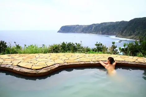 Profitez de la vue sur la mer depuis le onsen Urami ga taki à Hachijô-jima Profitez de la vue sur la mer depuis le onsen Urami ga taki à Hachijô-jima