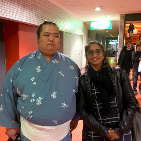 La présentatrice Patricia Loison pose avec un sumo du grand tournoi d'Osaka La présentatrice Patricia Loison pose avec un sumo du grand tournoi d'Osaka