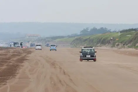 La longue plage de Chirihama, sur laquelle on peut rouler en voiture.