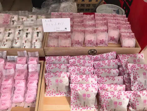 Sakura mochi et produits aux fleurs de cerisier