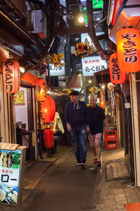 Ruelle et restaurants de yakitori dans Omoide Yokochô, Shinjuku