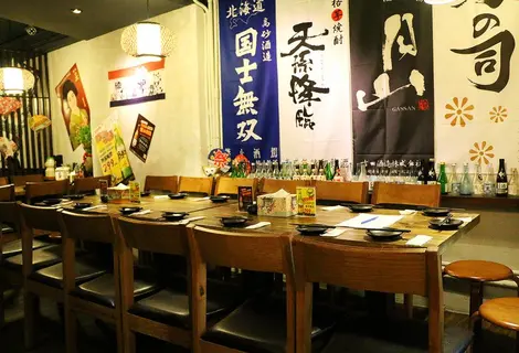 Dans un izakaya à votre arrivée L'arrivée dans un izakaya