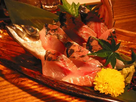 Sashimi de chinchard servi dans un izakaya Sashimi de chinchard servi dans un izakaya