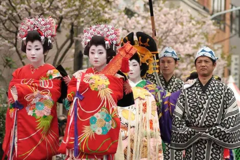 La parade des oiran à Asakusa, Tokyo La parade des oiran à Asakusa, Tokyo
