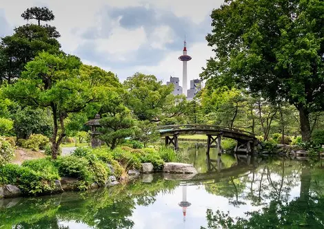 La tour de Kyoto, vue depuis la jardin Shosei-en à Kyoto La tour de Kyoto, vue depuis la jardin Shosei-en à Kyoto