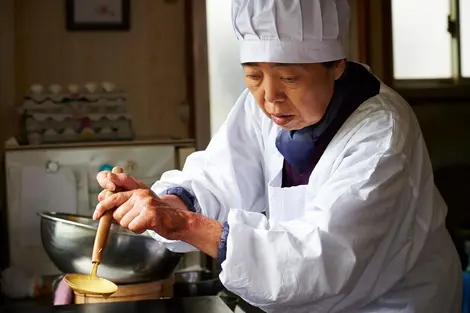 Tokue, interprétée par Kirin Kiki, prépare avec soin ses dorayaki Tokue, interprétée par Kirin Kiki, prépare avec soin ses dorayaki