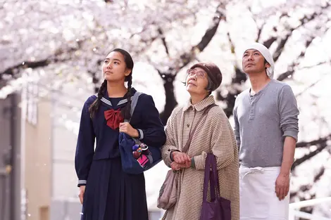 Wakana, Tokue et Sentaro, les trois personnages du film, réunis par les dorayaki Wakana, Tokue et Sentaro, les trois personnages du film, réunis par les dorayaki