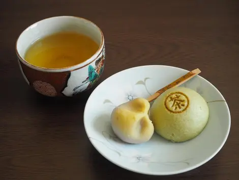 El manju a menudo de come acompañado de té.