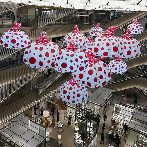 Les citrouilles de l'artiste Yayoi Kusama, sont exposées au centre commercial GINZA SIX à Tokyo Les citrouilles de l'artiste Yayoi Kusama, sont exposées au centre commercial GINZA SIX à Tokyo