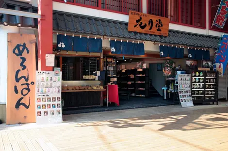La devanture de la boutique Kagetsudo à Asakusa. La devanture de la boutique Kagetsudo à Asakusa.