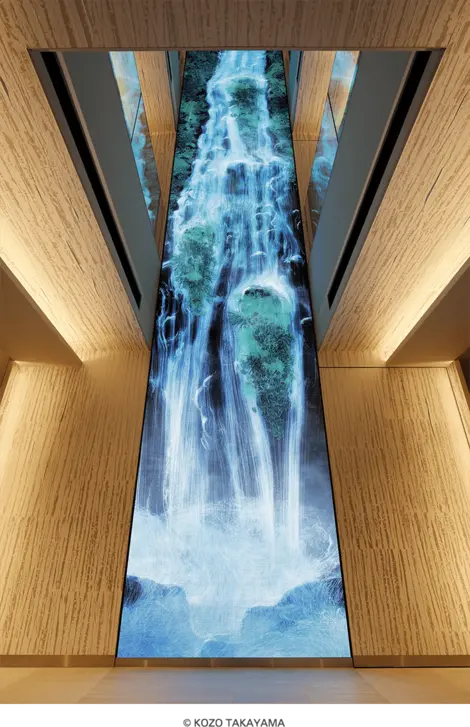 L'œuvre digitale recréée une chute d'eau, dont l'aspect se modifie en fonction du moment de la journée L'œuvre digitale recréée une chute d'eau, dont l'aspect se modifie en fonction du moment de la journée
