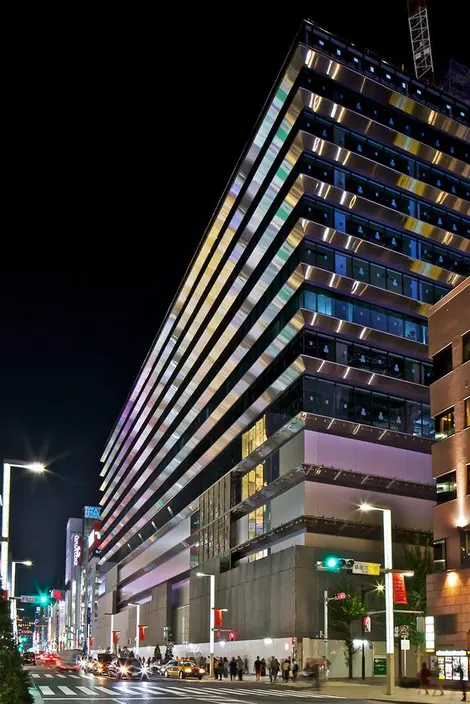 Les bordures de l'immeuble GINZA SIX en visières japonaises, noren Les bordures de l'immeuble GINZA SIX en visières japonaises, noren