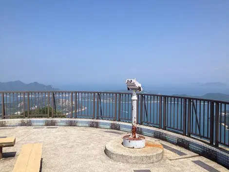 La plate-forme d'observation du sommet du Mont Sekizen, avec vue sur l'archipel de Kamijima