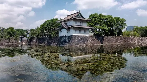 La douve Tatsumi yagura, dans l'enceinte du palais impérial de Tokyo La douve Tatsumi yagura, dans l'enceinte du palais impérial de Tokyo