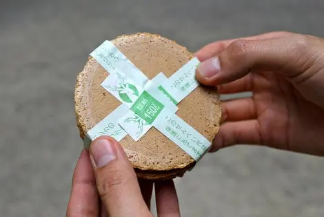 Les "shika senbei" sont vendus un peu partout dans des stands extérieurs à Nara