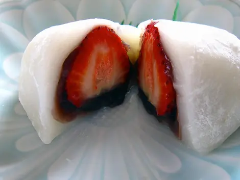 Le ichigo daifuku contient une fraise entière entourée de anko Le ichigo daifuku contient une fraise entière entourée de anko