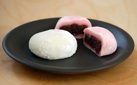 Les daifuku sont traditionnellement garnis de anko mais la couleur du mochi peut varier Les daifuku sont traditionnellement garnis de anko mais la couleur du mochi peut varier
