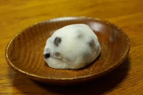 Le mame daifuku contient des haricots rouges entiers. Le mame daifuku contient des haricots rouges entiers.