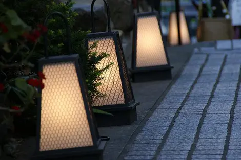 Kagurazaka : lanternes et rues pavées. Kagurazaka : lanternes et rues pavées.
