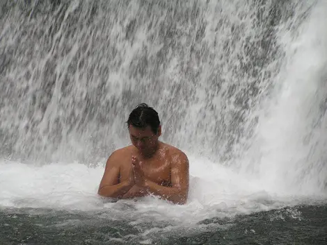 L'ascèse de la cascade est pratiquée avec ferveur dans le village de Higashinaruse L'ascèse de la cascade est pratiquée avec ferveur dans le village de Higashinaruse