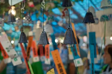 Les carillons fûrin sont traditionnellement fabriqués en métal, verre ou faïence