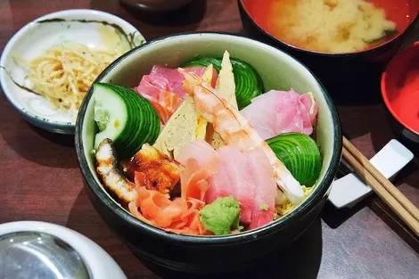 Un bol nutritif et sain, le chirashi zushi contient souvent du poisson cru. Un bol nutritif et sain, le chirashi zushi contient souvent du poisson cru.