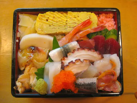 Les chirashi zushi peuvent être servis dans un plat carré et laqué. Les chirashi zushi peuvent être servis dans un plat carré et laqué.