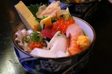 Poisson et crustacés sont des mets de choix pour la confection du chirashi zushi Poisson et crustacés sont des mets de choix pour la confection du chirashi zushi