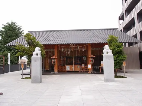Le sanctuaire Akagi Jinja, dans le quartier Kagurazaka, à Tokyo Le sanctuaire Akagi Jinja, dans le quartier Kagurazaka, à Tokyo