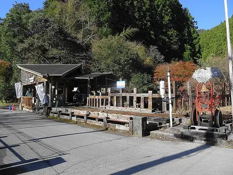 Le chemin de fer de la forêt traverser le village d'Umaji du nord au sud jusqu'au littoral Le chemin de fer de la forêt traverser le village d'Umaji du nord au sud jusqu'au littoral