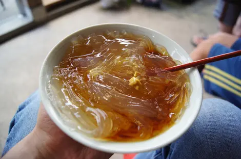 Tokoroten, les nouilles à base de gelée d'agar-agar Tokoroten, les nouilles à base de gelée d'agar-agar