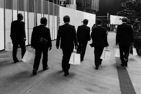 Un groupe d'employés de bureau japonais Un groupe d'employés de bureau japonais