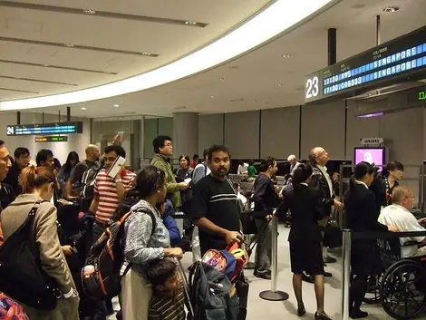 Les longues file d'attente à l'aéroport de Narita bientôt diminuées 