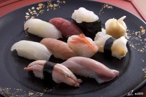 Un plat de sushi