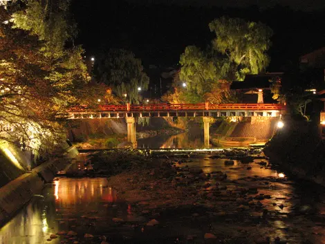 Le pont de Nakabashi à Hida Takayama, illuminé