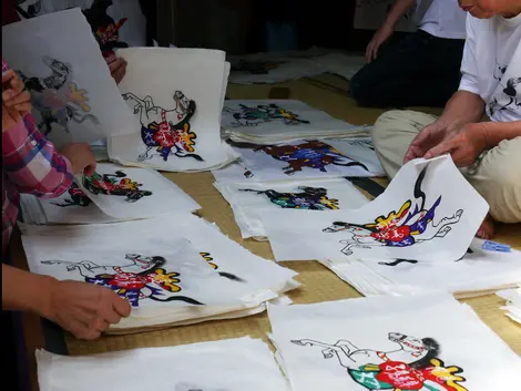 Au marché des images votives, ema ichi, qui a lieu dans plusieurs temples de Takayama, il est possible d'acheter ces peintures que les Japonais croient porte-bonheur Au marché des images votives, ema ichi, qui a lieu dans plusieurs temples de Takayama, il est possible d'acheter ces peintures que les Japonais croient porte-bonheur