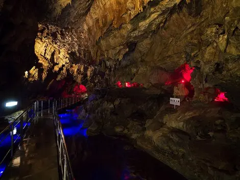 Rafraîchissez-vous dans les profondeurs des grottes Hida à Takayama