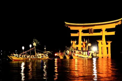 Les bateaux du festival Kangensai, naviguant devant le torii du sanctuaire Itsukushima, à Miyajima Les bateaux du festival Kangensai, naviguant devant le torii du sanctuaire Itsukushima, à Miyajima