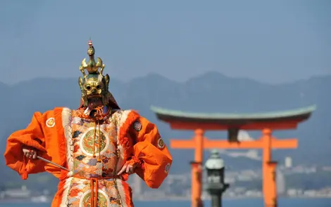 Performance de danse bugaku durant le festival Ichitate, en juillet au sanctuaire Itsukushima de Miyajima Performance de danse bugaku durant le festival Ichitate, en juillet au sanctuaire Itsukushima de Miyajima