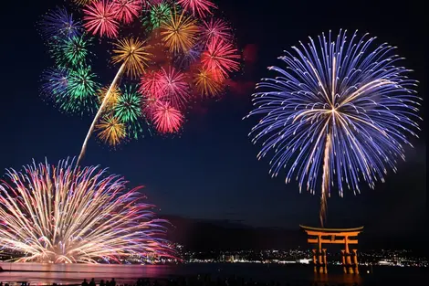 Le feu d'artifice de Miyajima est le plus célèbre du Japon Le feu d'artifice de Miyajima est le plus célèbre du Japon
