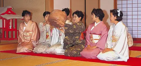 Cérémonies du thé avec bols géants au temple Saidaiji de Nara Cérémonies du thé avec bols géants au temple Saidaiji de Nara
