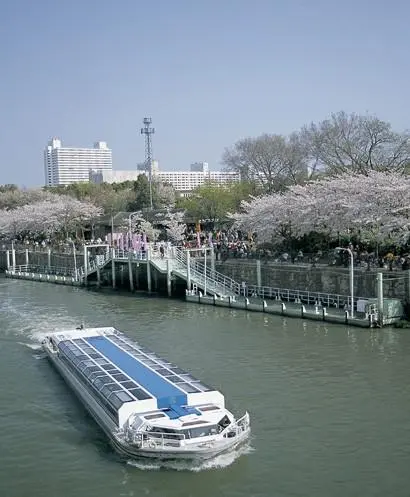 Les "bus sur l'eau" permettent de visiter Osaka depuis la rivière Les "bus sur l'eau" permettent de visiter Osaka depuis la rivière