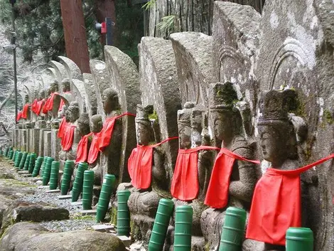 Les jizô du temple Muroji, à Nara Les jizô du temple Muroji, à Nara