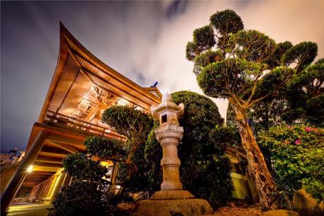 El santuario Kasuga taisha en Nara, donde se celebra el festival con las lámparas.