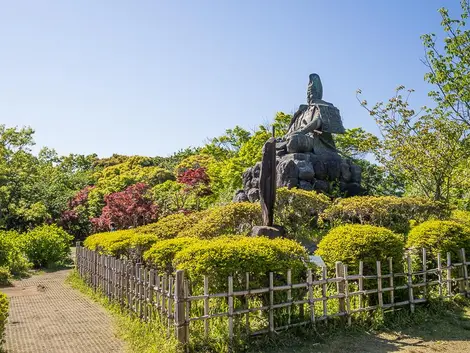 La statue de Minamoto no Yoritomo, le fondateur de Kamakura au Genji-yama Kôen, Kamakura La statue de Minamoto no Yoritomo, le fondateur de Kamakura au Genji-yama Kôen, Kamakura
